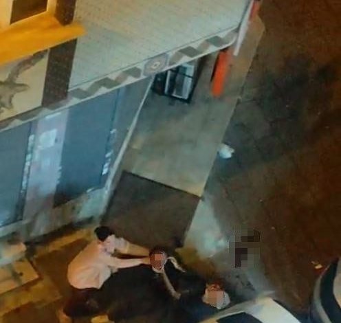 Bahçelievler’de 2 kişi birbirine yumruklarla saldırdı: O anlar kameraya yansıdı 1 bahcelievlerde 2 kisi birbirine yumruklarla saldirdi o anlar kameraya yansidi f7e4b59298a8 |
