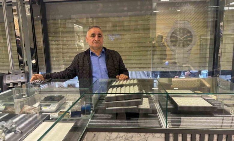 bahcelievlerde kuyumcu soygunu 1 dakikada 3 kilo altini caldilar 03405f70342d |