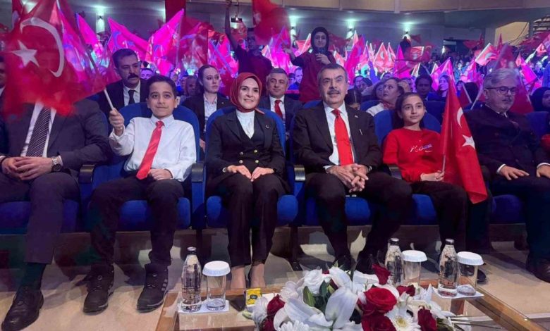 Bakan Tekin ve Bakan Göktaş ‘Köklü Geçmişten Güçlü Cumhuriyete’ programında öğrencilerin müzikli gösterisini izledi 1 bakan tekin ve bakan goktas koklu gecmisten guclu cumhuriyete programinda ogrencilerin muzikli gosterisini izledi 6b3e9f7be3a5 |