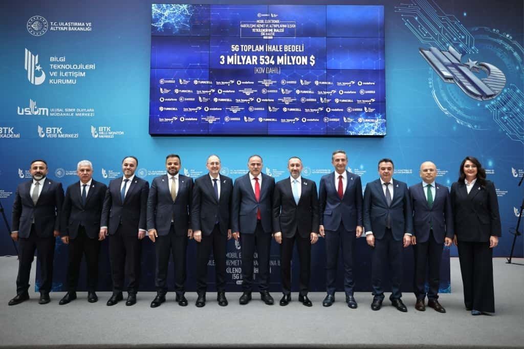 bakan uraloglu 5g yetkilendirme ihalesi 3 operator toplamda 2 milyar 945 milyon dolar teklif vererek frekans bantlarini almaya hak kazandi 8cc8bf741e34 |