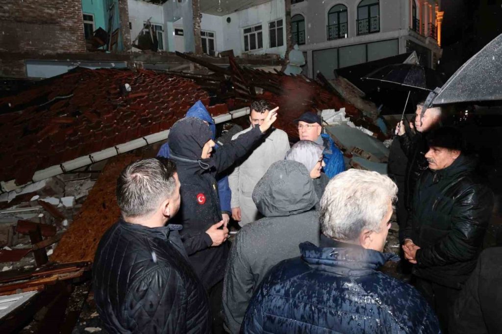 bakan yerlikaya yikilan 3 bina ve 1 is yerinde incelemelerde bulunduk 2b7cb787feb7 |