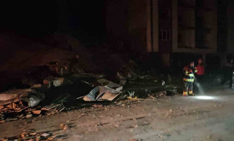 Balıkesir’de depremde bir bina yıkıldı 1 balikesirde depremde bir bina yikildi 2f4d01abf91d |