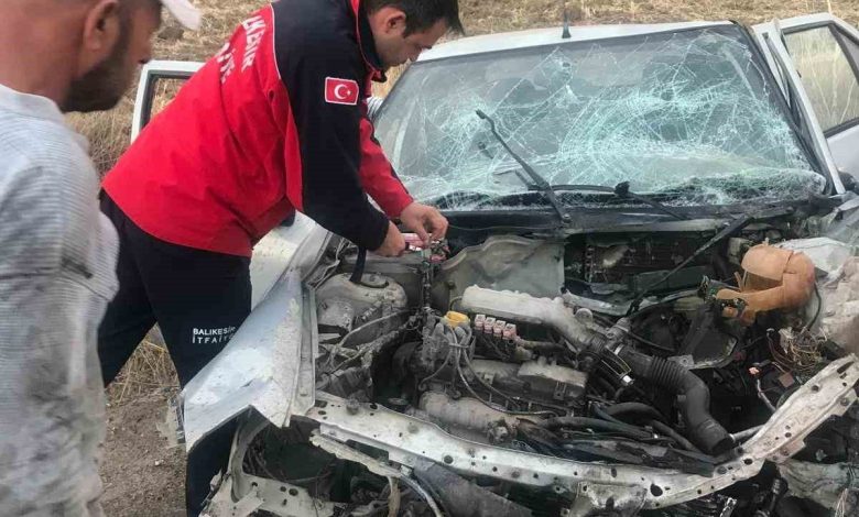 balikesirde otomobil ile kamyon carpisti 2 yarali 9aaa8d938e3c |