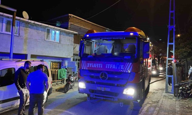 Başakşehir’de 3 katlı binada yangın paniği 1 basaksehirde 3 katli binada yangin panigi 6c2cffa554c6 |