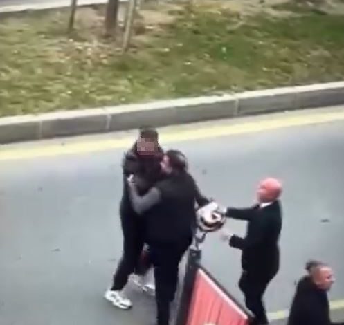 basaksehirde trafikte tartistigi motosikletliye cocugunun gozu onunde saldirdi dc45d5c3bd7b |