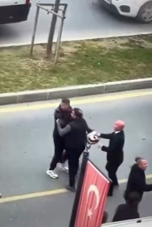 basaksehirde trafikte tartistigi motosikletliye cocugunun gozu onunde saldirdi dc45d5c3bd7b |