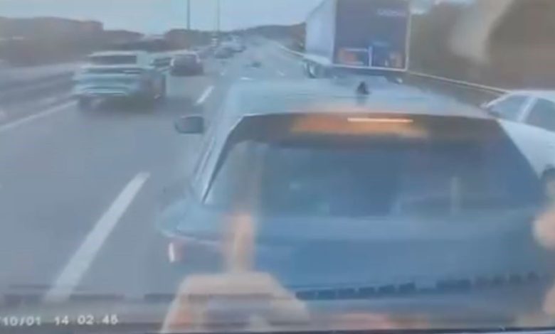 Başakşehir’de zincirleme kaza kamerada: Kamyon motosiklete, mikser önündeki araçlara çarptı 1 basaksehirde zincirleme kaza kamerada kamyon motosiklete mikser onundeki araclara carpti 88cfa46d90fe |