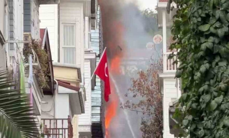 besiktas arnavutkoy mahallesinde 4 katli ahsap binada yangin cikti bina alevlere teslim olurken olay yerine cok sayida itfaiye ekibi sevk edildi fcda927525a9 |