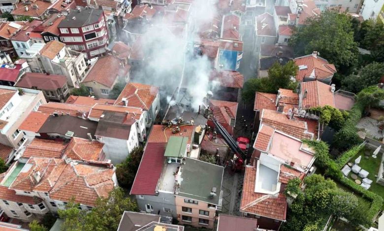 besiktasta alevlere teslim olan 4 katli ahsap bina coktu yangin yan binaya sicradi 2d06f760fb44 |
