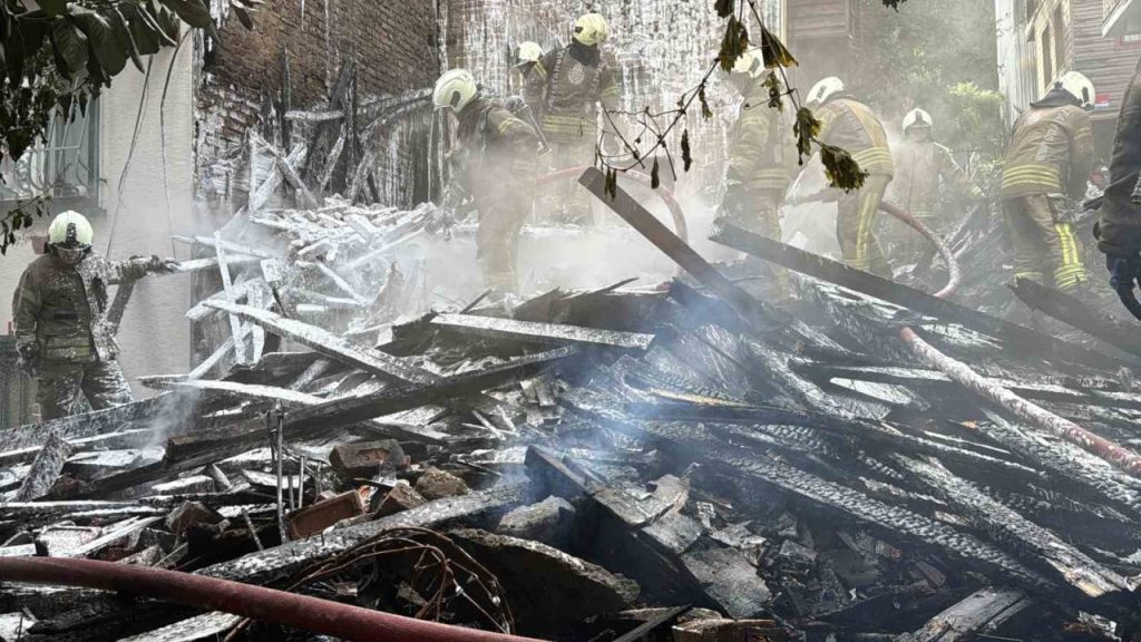 besiktasta alevlere teslim olan 4 katli ahsap binadan geriye enkaz kaldi 994a1bc613c7 |