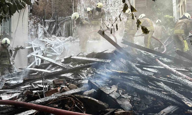 Beşiktaş’ta alevlere teslim olan 4 katlı ahşap binadan geriye enkaz kaldı 1 besiktasta alevlere teslim olan 4 katli ahsap binadan geriye enkaz kaldi 994a1bc613c7 |