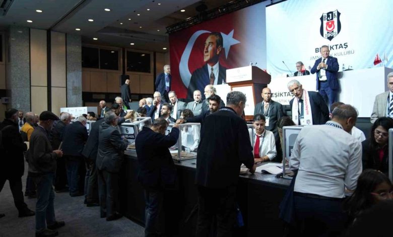 Beşiktaş’ta divan başkanı adayları oylarını kullandı 1 besiktasta divan baskani adaylari oylarini kullandi be1e6f7fc571 |