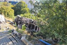 besiktasta surucusunun navigasyon yonlendirmesiyle yokus asagi inen tir kontrolden cikarak bos araziye devrildi c059e35ef629 |