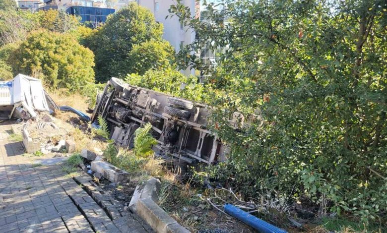 besiktasta surucusunun navigasyon yonlendirmesiyle yokus asagi inen tir kontrolden cikarak bos araziye devrildi c059e35ef629 |