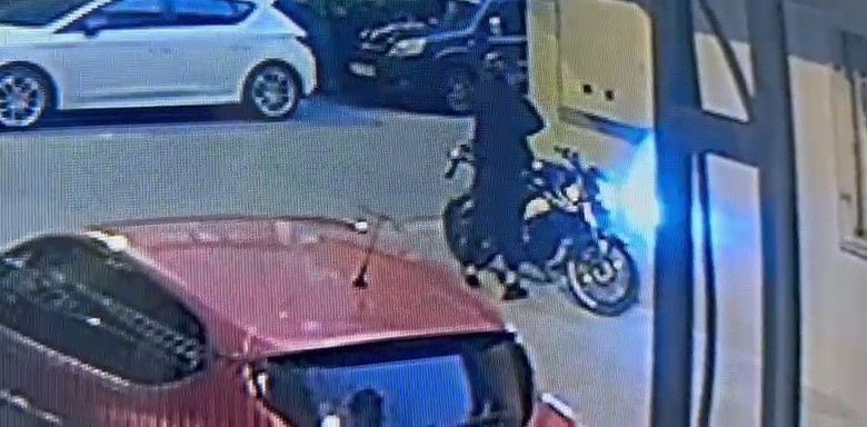 Beylikdüzü’nde 27 yaşındaki gencin katil zanlısı kapı önünde böyle beklemiş 1 beylikduzunde 27 yasindaki gencin katil zanlisi kapi onunde boyle beklemis 2d58a513ac6d |