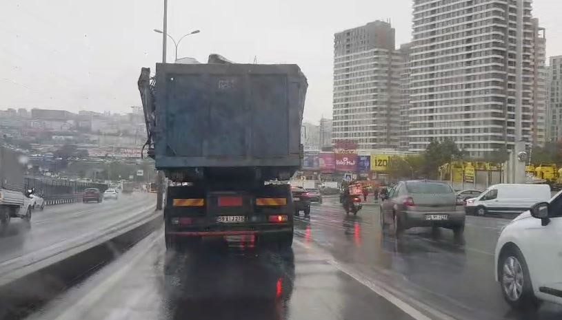 beylikduzunde hurda yuklu kamyonun tehlikeli yolculugu kamerada 2c8260f1e5c3 |