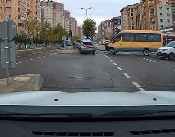Beylikdüzü’nde kırmızı ışıkta geçen sürücü kazaya neden oldu: O anlar kamerada 1 beylikduzunde kirmizi isikta gecen surucu kazaya neden oldu o anlar kamerada 0786f1da3163 |