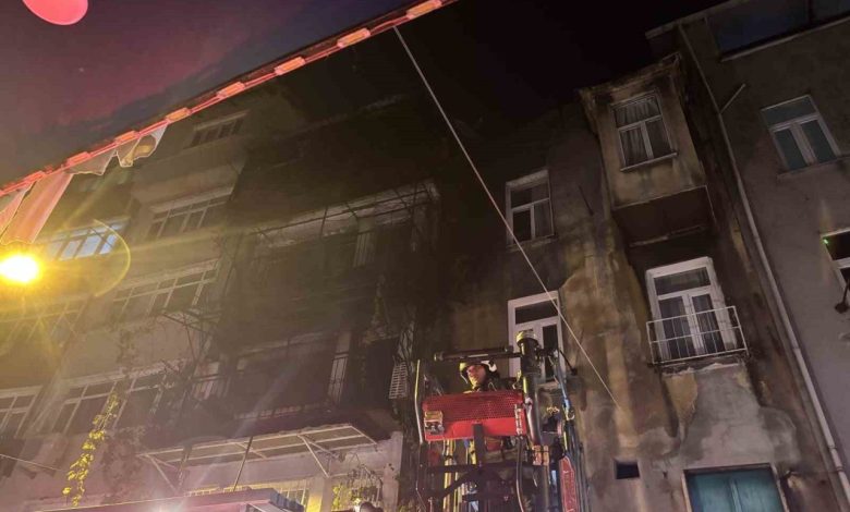 Beyoğlu’nda kız istemede patlatılan havai fişekler evi yaktı: 8 kişi dumandan etkilendi 1 beyoglunda kiz istemede patlatilan havai fisekler evi yakti 8 kisi dumandan etkilendi 00b7a84466bb |