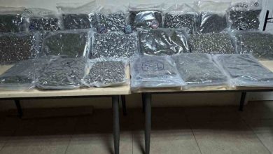 beyoglunda polisin dur ihtarina uymayan motosikletli silahini cope sakladi o anlar kamerada 58197d446aa8 |