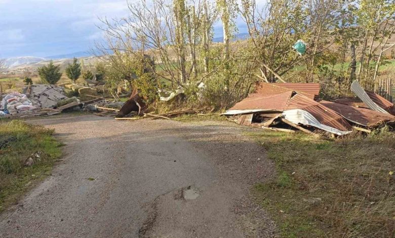 Beypazarı’nda fırtına nedeniyle ahırların çatıları uçtu 1 beypazarinda firtina nedeniyle ahirlarin catilari uctu 33bee1a1944a |