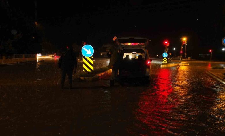 burhaniyede saganak yagis yollari gole cevirdi f365b53a3364 |