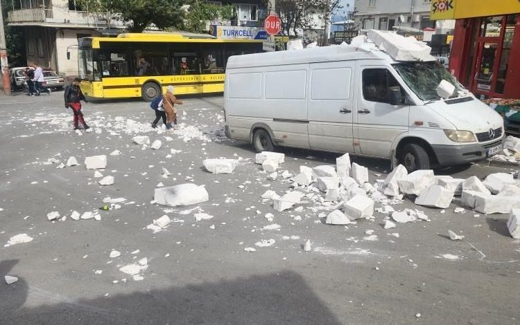 Bursa’da fırtına ağaçları devirdi, çatıları uçurdu 1 bursada firtina agaclari devirdi catilari ucurdu 9fa2dc077a85 |