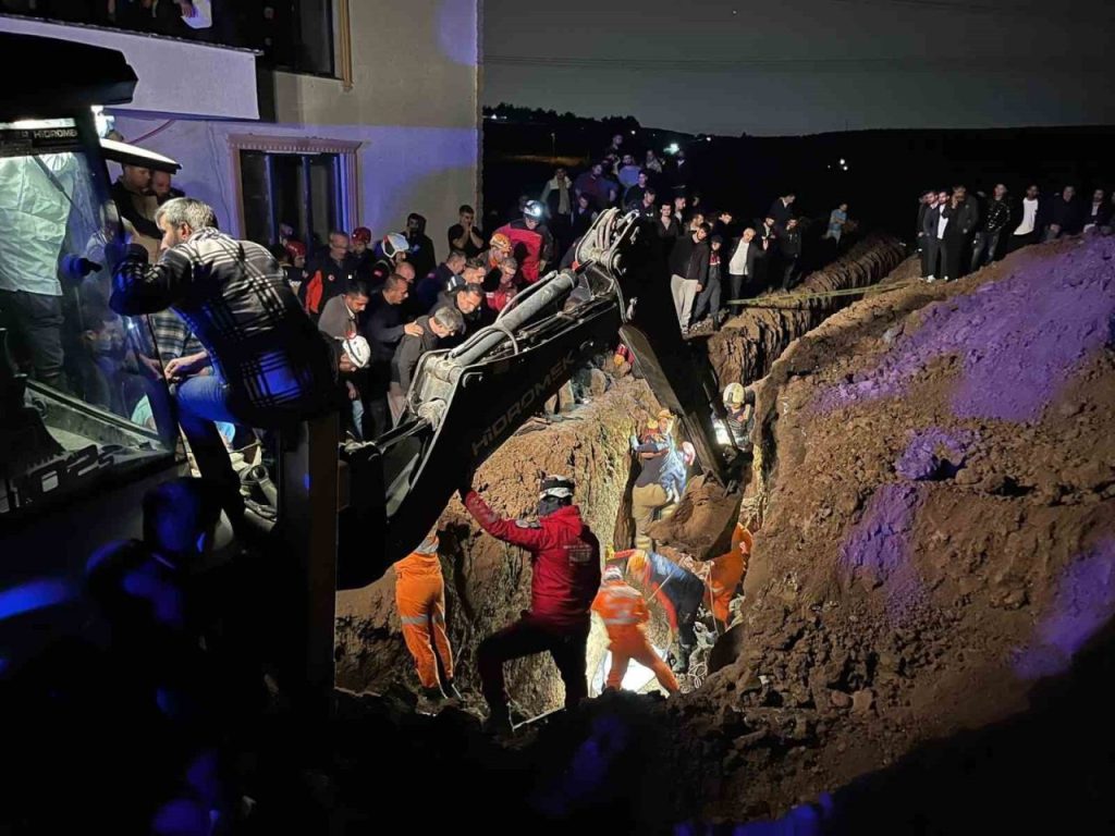 bursada kanalizasyon cukuru kazarken gocuk altinda kalan 2 kisi hayatini kaybetti 05479b2ca799 |