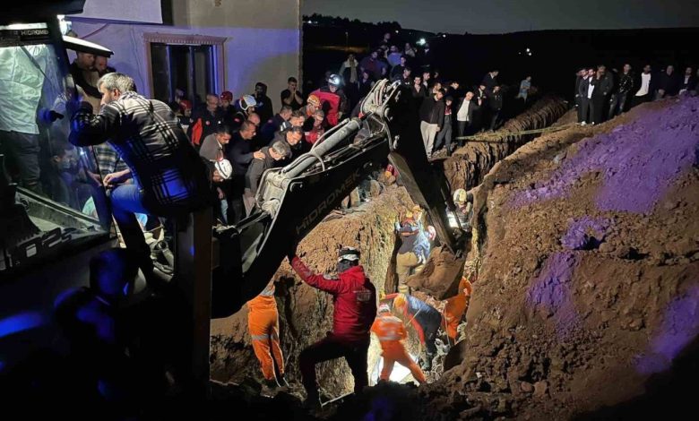 Bursa’da kanalizasyon çukuru kazarken göçük altında kalan 2 kişi hayatını kaybetti 1 bursada kanalizasyon cukuru kazarken gocuk altinda kalan 2 kisi hayatini kaybetti 05479b2ca799 |