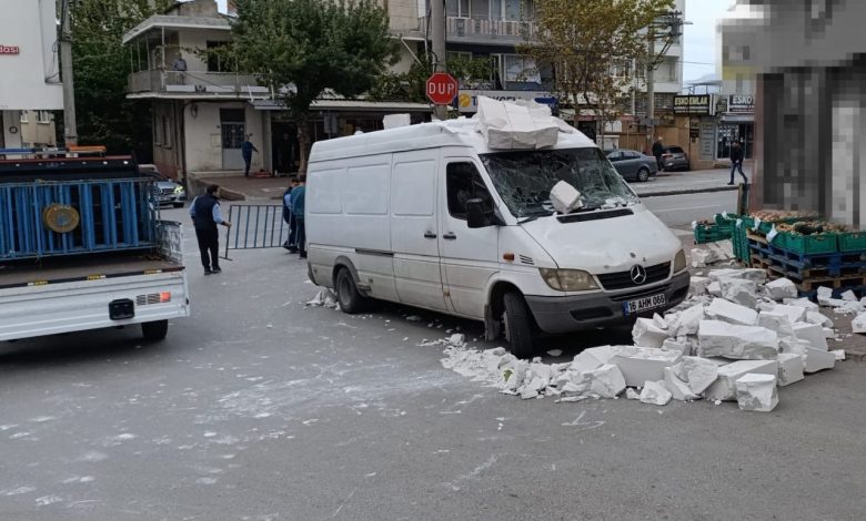 Bursa’da lodos: Otomobilin üzerine ağaç devrildi, o anlar kameraya yansıdı 1 bursada lodos otomobilin uzerine agac devrildi o anlar kameraya yansidi 6a8f0402e953 |