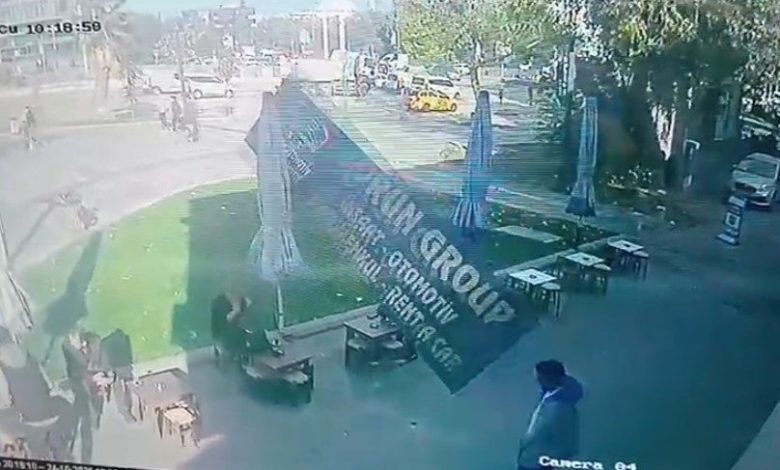 Bursa’da şiddetli lodos tabelayı uçurdu: Kafedeki 2 kişi tabelanın altında kalmaktan son anda kurtuldu 1 bursada siddetli lodos tabelayi ucurdu kafedeki 2 kisi tabelanin altinda kalmaktan son anda kurtuldu 98433f9f2959 |