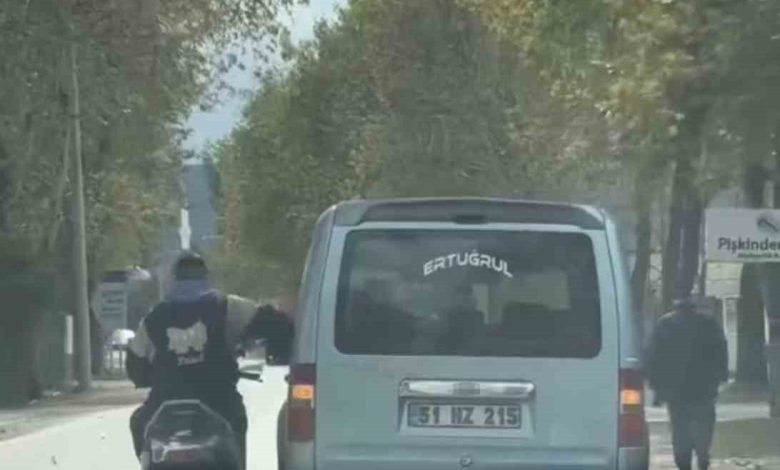bursada trafikte tehlikeli anlar kamerada sohbet etmek icin seyir halindeki araca yaslandi a39b57c579e3 |