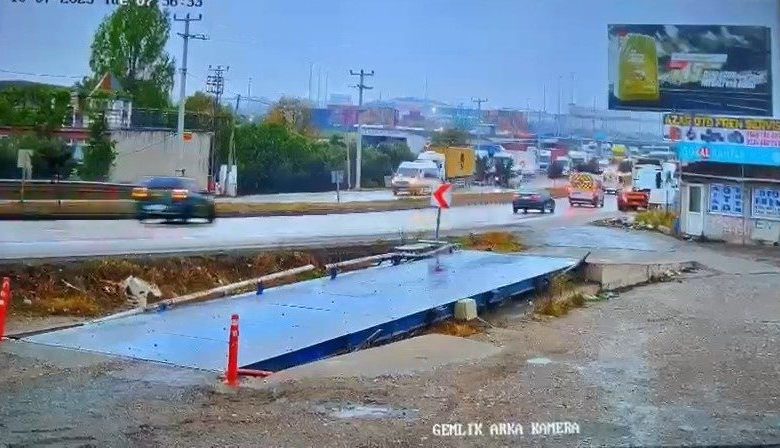 Bursa’da yaşanan kaza güvenlik kamerasında 1 bursada yasanan kaza guvenlik kamerasinda 9d4d3eae1d3e |