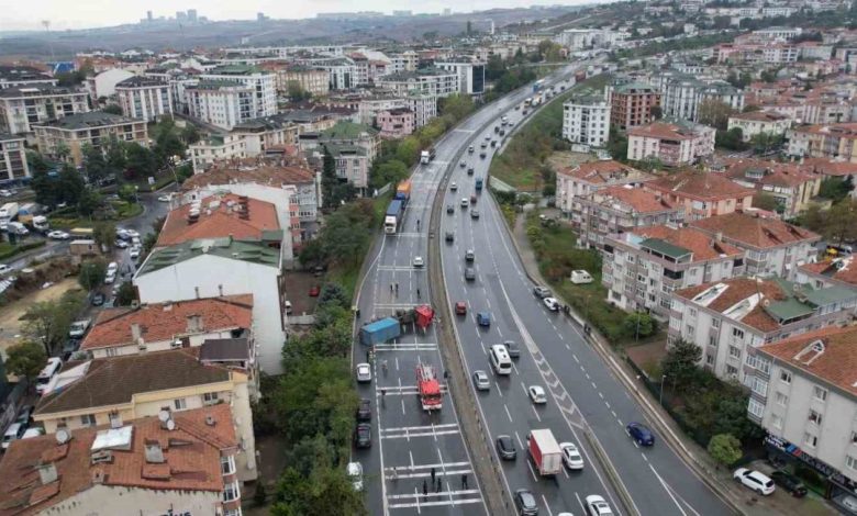 buyukcekmece e 5te devrilen tir nedeniyle yol kapandi ac5f911d5f49 |