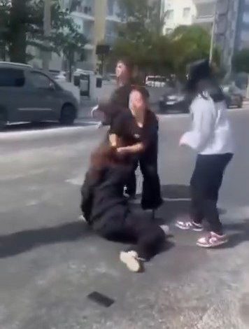 Çanakkale’de bir akran zorbalığı vakası daha: Saçlarından tutup sürükledi 1 canakkalede bir akran zorbaligi vakasi daha saclarindan tutup surukledi a17a000a49f8 |