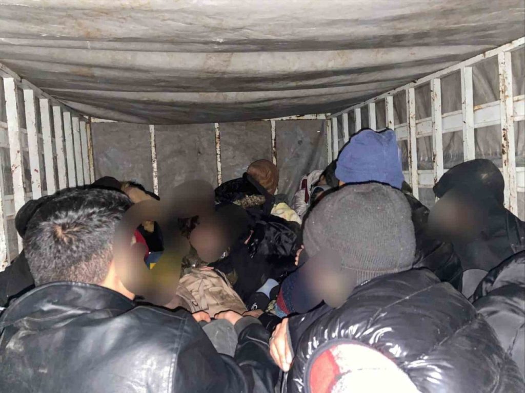 canakkalede gocmen kacakciligi operasyonu 4 organizator ile 75 kacak gocmen yakalandi de166a3b8978 |