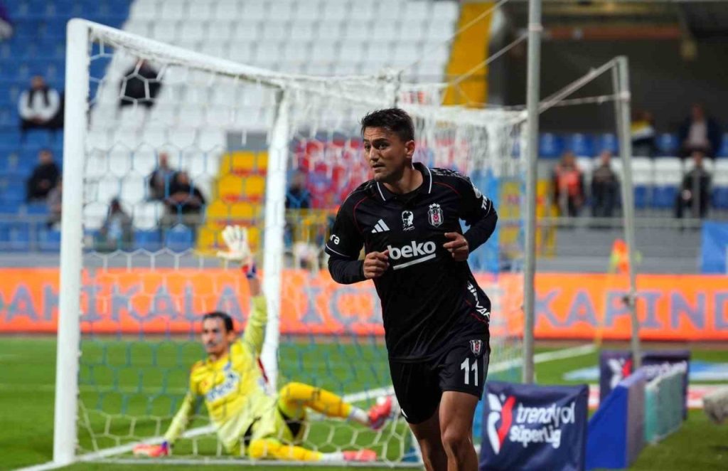 cengiz under siyah beyazli formayla 3 golunu atti dbc8b26eccc2 |