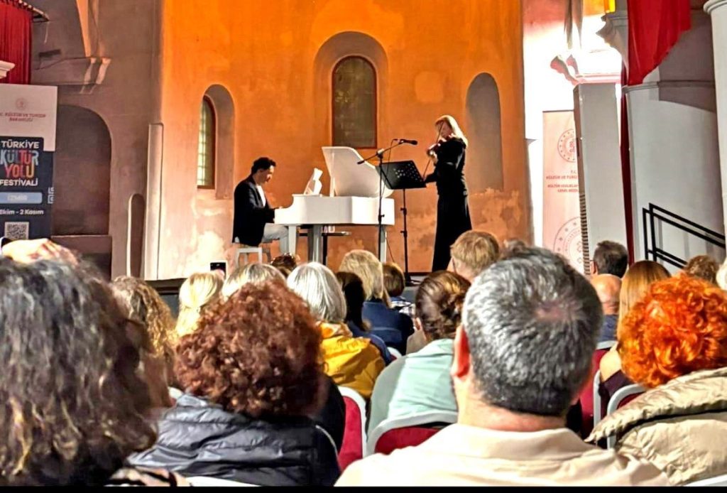 cesmede kultur yolu festivalinde muzik ziyafeti 93f87e9dfbe1 |