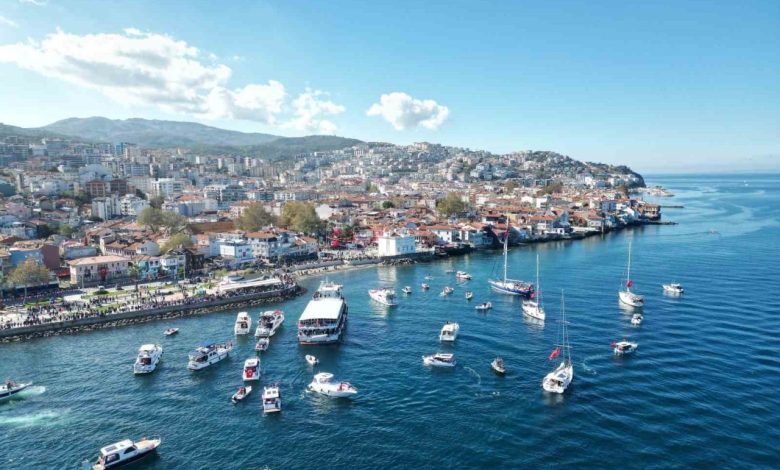 Denizde onlarca tekne kortej yaptı 1 denizde onlarca tekne kortej yapti daf6dd451652 |