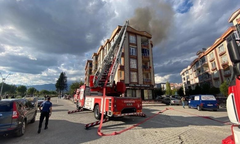 edremitte apartmanin catisinda yangin cikti 7a2c4a3189e7 |
