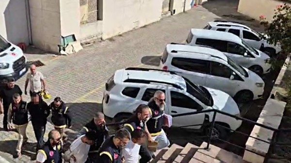 Büfeci cinayetinde 3 tutuklama 1 edremitte bufeci cinayetinde 3 kisi tutuklandi 802cd74338e6 |