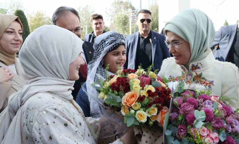 Emine Erdoğan: "Siirt’te gösterdiğiniz kardeşliği hiç unutmadık, unutmuyoruz" 1 emine erdogan siirtte gosterdiginiz kardesligi hic unutmadik unutmuyoruz 8a17b1094039 |