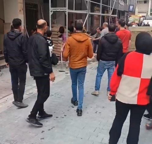 esenyurtta insaata getirilen kum sokagi kapatip araclara hasar verince ortalik karisti ae3498d96544 |