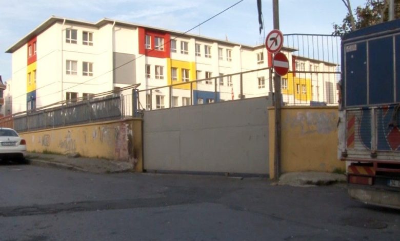 Eyüpsultan’da bir okulun kapısı öğrencilerin üstüne düştü: 4 yaralı 1 eyupsultanda bir okulun kapisi ogrencilerin ustune dustu 4 yarali 57759e8cfdfe |