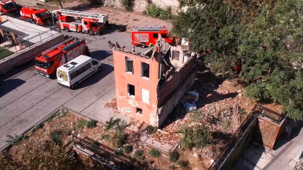 fatihte metruk bina coktu enkazda arama calismasi yapiliyor 85c423ed21d0 |