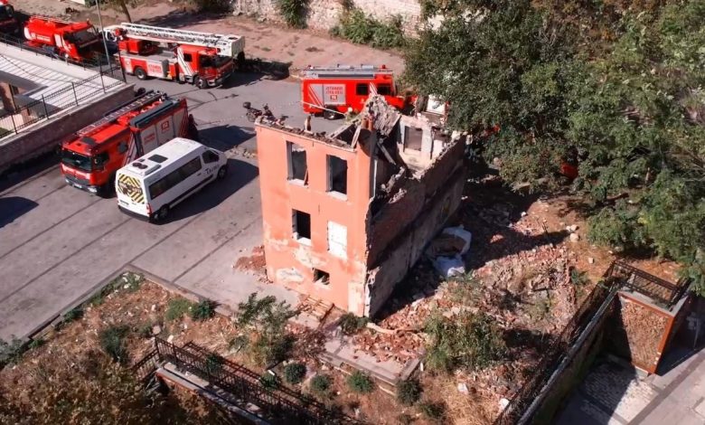 fatihte metruk bina coktu enkazda arama calismasi yapiliyor 85c423ed21d0 |