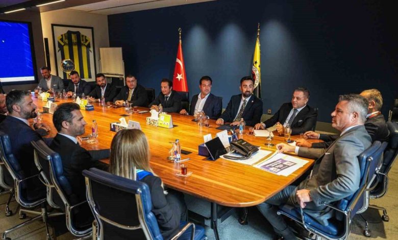 Fenerbahçe Başkanı Sadettin Saran, FBİAD’ı kabul etti 1 fenerbahce baskani sadettin saran fbiadi kabul etti 302dc98973b8 |