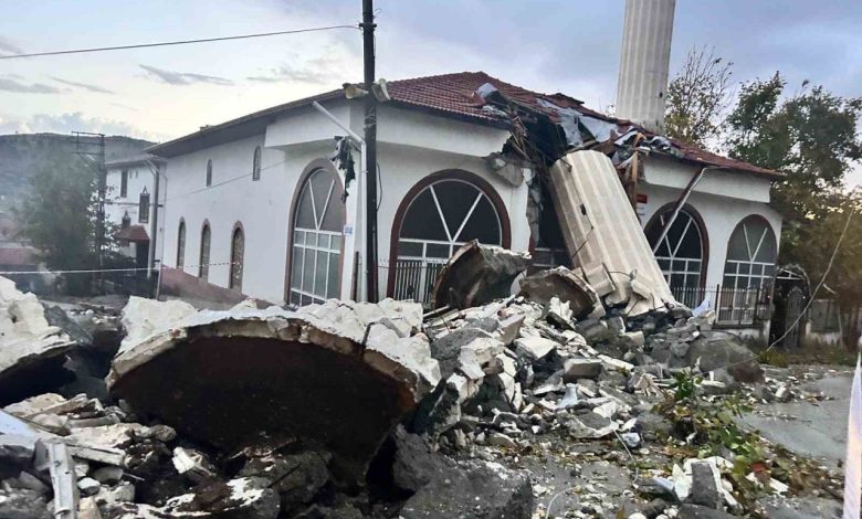 Fırtına minareyi yıktı: Cemaat ölümden döndü 1 firtina minareyi yikti cemaat olumden dondu ac30057251b3 |