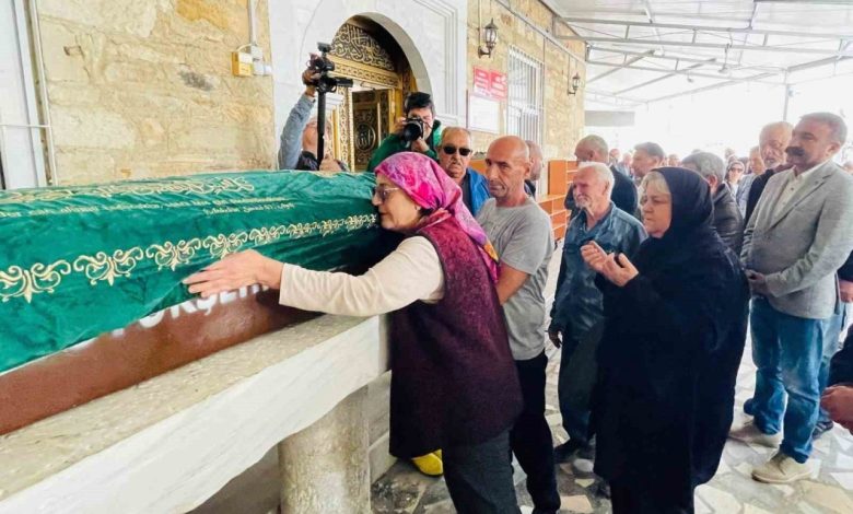 Foça’daki selde hayatını kaybeden şahıs toprağa verildi 1 focadaki selde hayatini kaybeden sahis topraga verildi e350b678af67 |