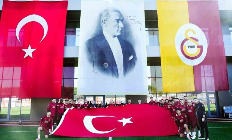 Galatasaraylı futbolculardan 29 Ekim Cumhuriyet Bayramı kutlaması 1 galatasarayli futbolculardan 29 ekim cumhuriyet bayrami kutlamasi a4a110b67e13 |