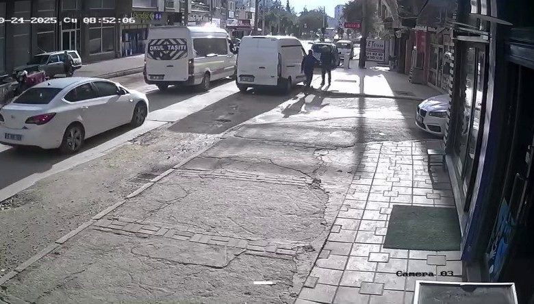 Geri manevra yaparken yayayı böyle yere serdi: Görünmez kaza kamerada 1 geri manevra yaparken yayayi boyle yere serdi gorunmez kaza kamerada 61785ea8ab51 |